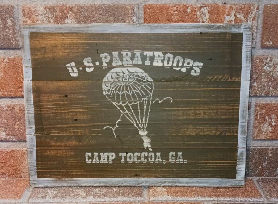 Panneau bois "CAMP TOCCOA"